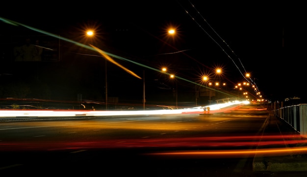 Nachtstraße in der Stadt mit dem Auto die Lichtspuren