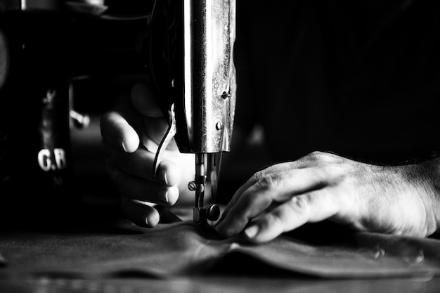 Foto nahaufnahme der hand des schneiders mit der haltermaschine