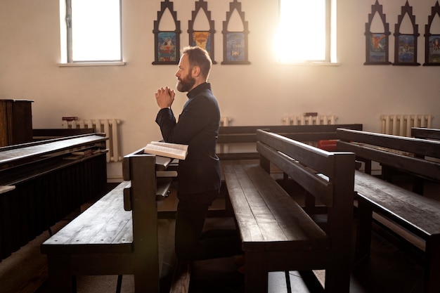 Nahaufnahme der Priesterlesung aus der Bibel