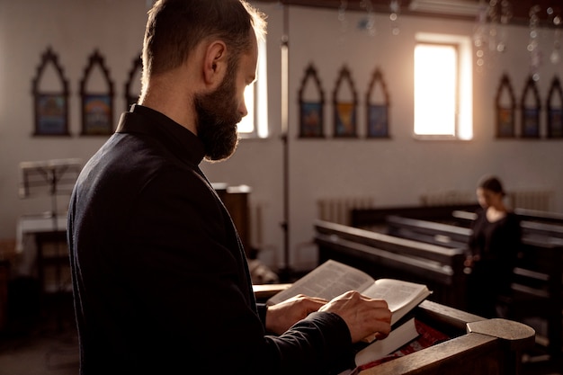 Nahaufnahme der Priesterlesung aus der Bibel