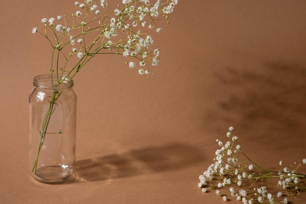 Foto nahaufnahme einer blume in einer glasvase auf dem tisch