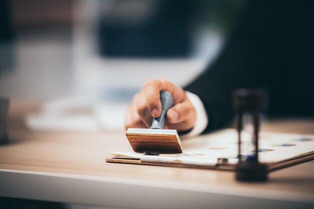 Foto nahaufnahme einer weiblichen hand auf dem tisch