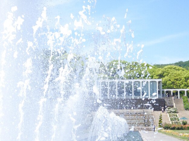 Foto nahaufnahme eines brunnen im park