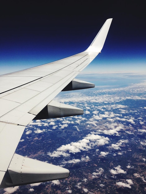 Foto nahaufnahme eines flugzeugflügels gegen den himmel