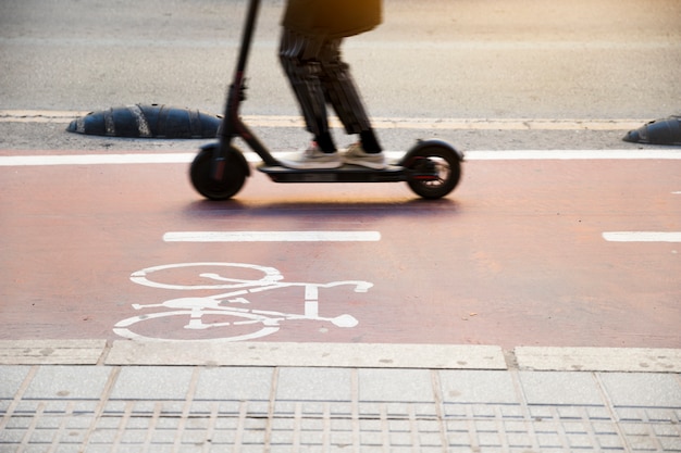 Nahaufnahme eines Kinderreittrittrollers auf Radweg