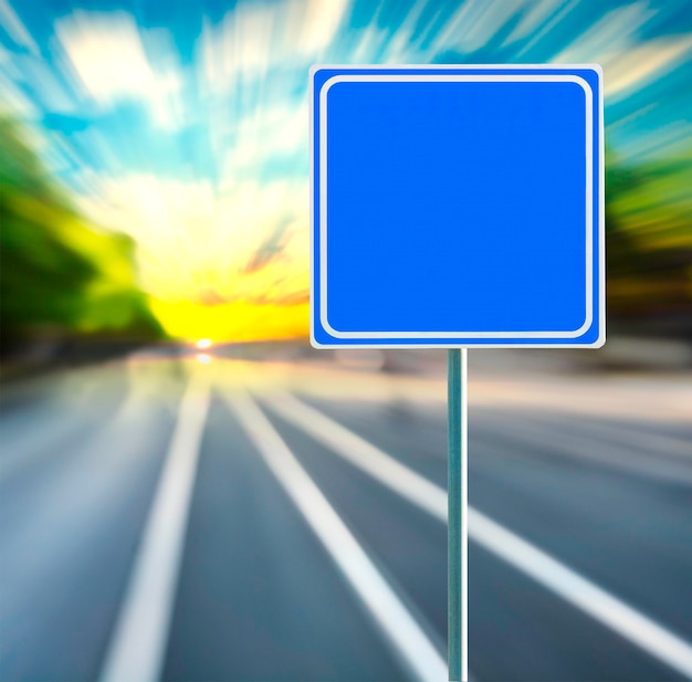 Foto nahaufnahme eines leeren straßenschildes vor blauem himmel