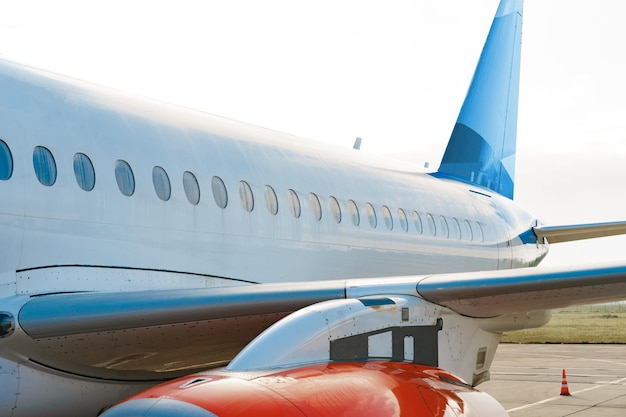 Nahaufnahme eines Passagierflugzeugs auf der Landebahn des Flughafens