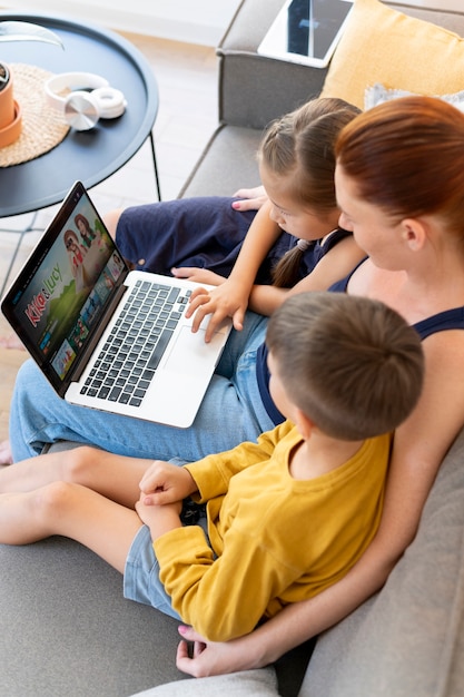 Nahaufnahme von Frau und Kindern mit Laptop