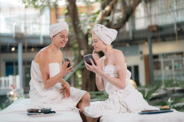 Foto namorada desfrutar de passar tempo de luxo e satisfação com tratamento de spa ao ar livre terapia massagem