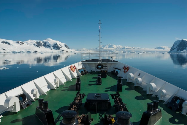 Navio de proa na paisagem da Baía de Paraíso, Península Antártica