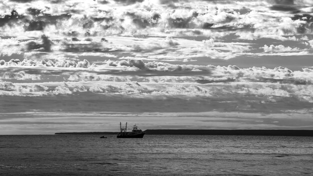 Navio na paisagem marinha à noite Patagônia Argentina