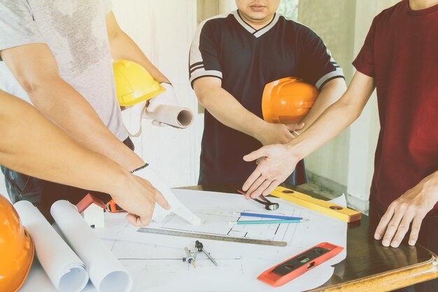 Foto niedrige schicht der leute, die am tisch arbeiten