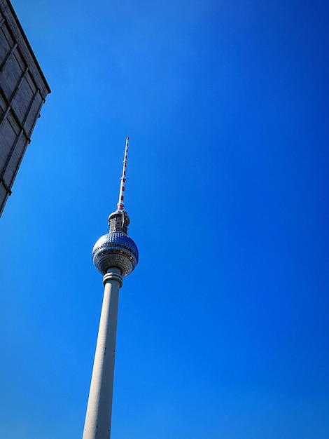 Foto niedrigwinkelansicht der fernsehturm vor klarem blauen himmel