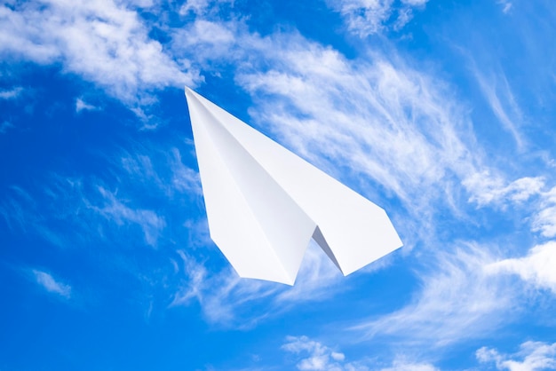 Foto niedrigwinkelansicht der flagge vor blauem himmel