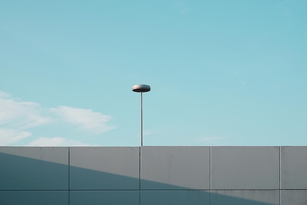 Niedrigwinkelansicht der Straßenbeleuchtung gegen den blauen Himmel