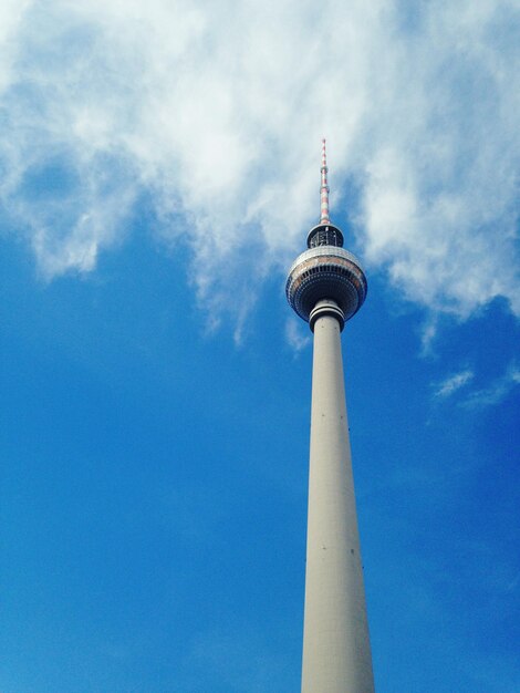 Foto niedrigwinkelansicht des fernsehturms gegen den himmel