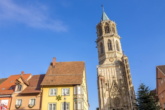 Foto niedrigwinkelansicht des gebäudes und der kirche gegen den blauen himmel