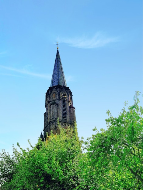 Foto niedrigwinkelansicht des glockenturms gegen den blauen himmel