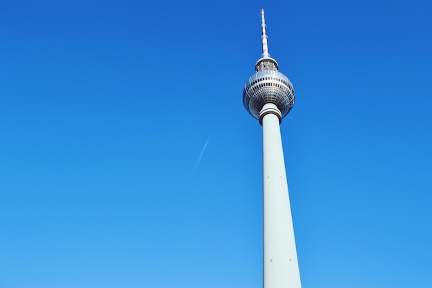 Foto niedrigwinkelansicht des kommunikationsturms vor klarem blauen himmel