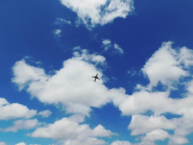 Foto niedrigwinkelansicht eines flugzeugs, das gegen den himmel fliegt