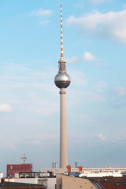 Foto niedrigwinkelansicht von fernsehturm gegen bewölkten himmel