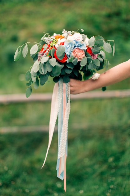 Noiva segurando buquê de casamento