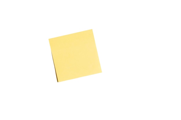 Nota de papel post-it amarelo em um fundo branco