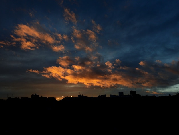 Foto nuvens alaranjadas ao anoitecer