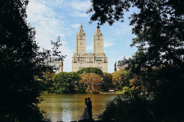 Olhe de longe no casamento casal se beijando antes do lago no Central Park, em Nova York