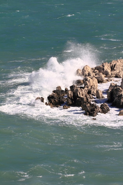 Ondas poderosas quebrando em uma praia rochosa