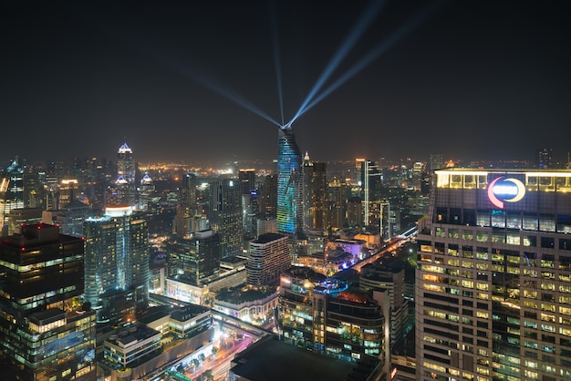 Opinião da noite em Banguecoque Tailândia. Show de luzes no Magnolias Ratchaprasong em Bangkok, Tailândia