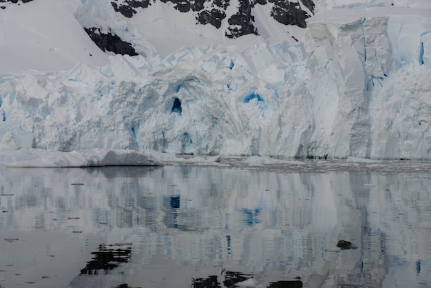 Paisagem antártica com reflexão