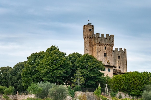 Foto paisagem com castelo da via francigena, toscana, itália