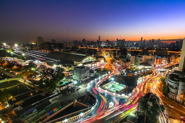 Paisagem da cidade iluminada à noite