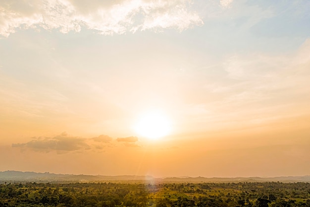 Paisagem da natureza africana com céu ao pôr do sol