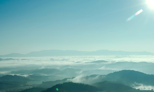 Paisagem, de, montanha, com, nuvens, e, nevoeiro