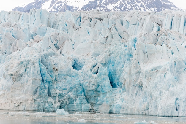 Paisagem do Ártico com montanha e geleira em Svalbard no verão