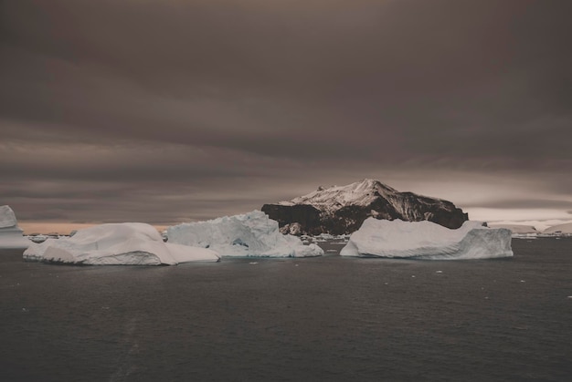 Paisagem do iceberg perto da Península Antártica Península Antártica Antártica