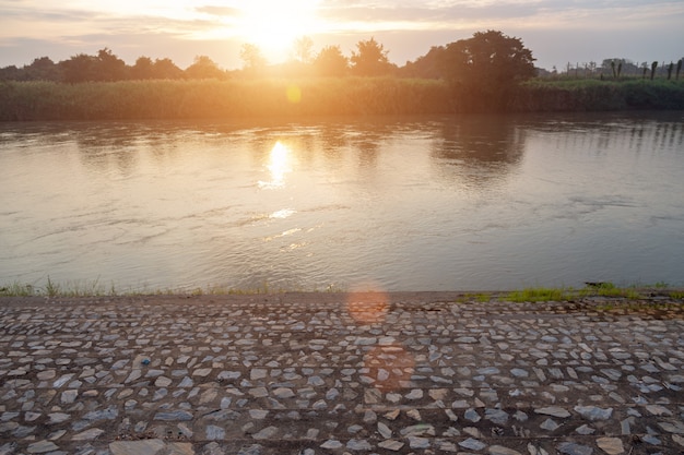 Paisagem ribeirinha de asiático com manhã de Rio cannel