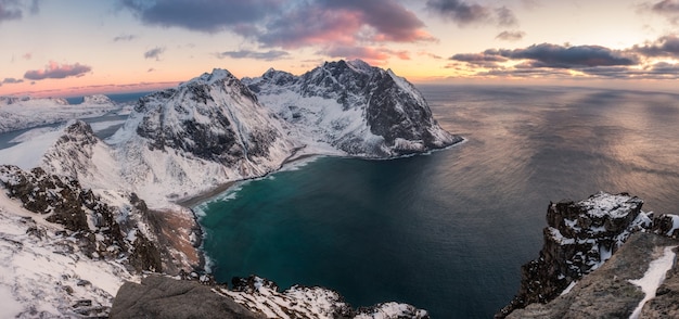 Panorama da Cordilheira nevado com litoral ao pôr do sol