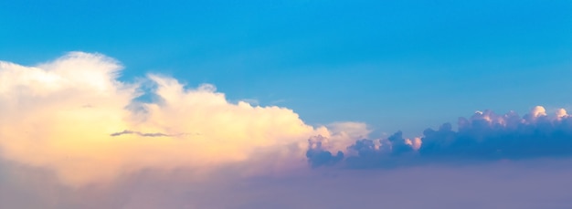 Panorama des blauen Himmels mit hellen und dunklen Wolken bei Sonnenuntergang