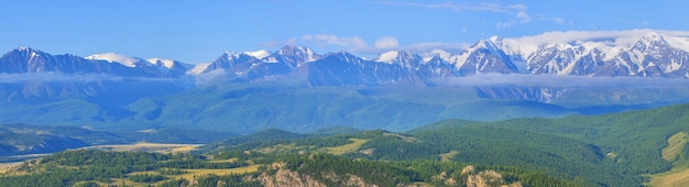 Panoramablick auf die Altai-Berge an einem Sommertag