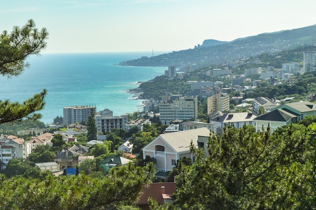 Panoramablick auf die Meeresküste mit Hotels und Gebäuden, Draufsicht, Südküste der Krim.