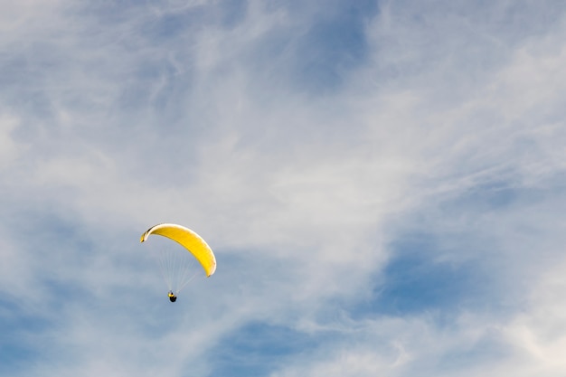 Parapente no céu azul