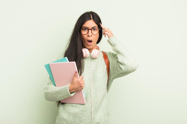 Parecendo surpreso ao perceber uma nova ideia ou conceito de pensamento