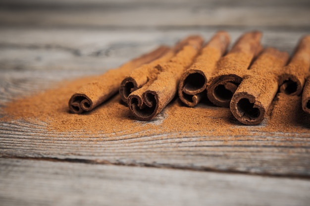 Paus de canela na mesa de madeira.