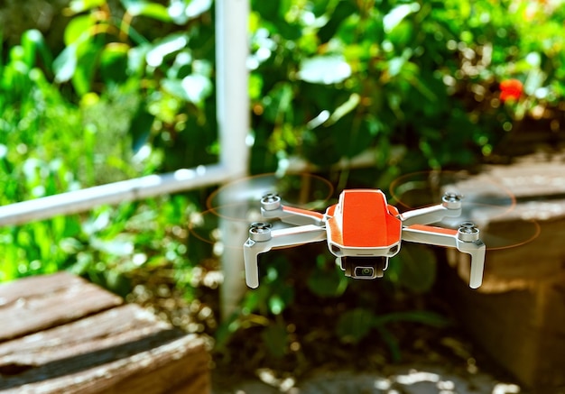 Pequeno drone vermelho pendurado no ar em estilo vintage