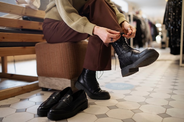 Person, die auf dem Gebrauchtmarkt nach Schuhen sucht