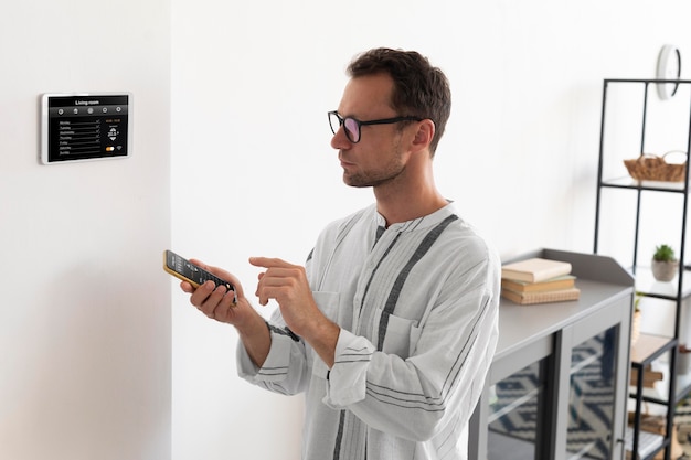 Pessoa usando um smartphone em sua casa automatizada