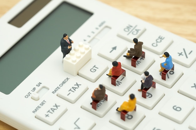 Pessoas em miniatura Pague fila Renda anual (TAX) para o ano na calculadora.